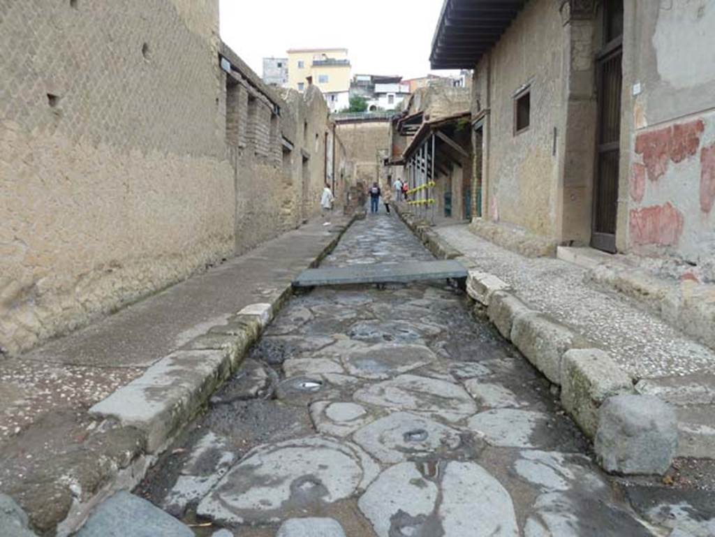 Cardo IV Superiore, Herculaneum, September 2015. Looking north from junction with Decumanus Inferiore. On the left is the eastern wall of the Baths near VI.7, on the right is V.1.